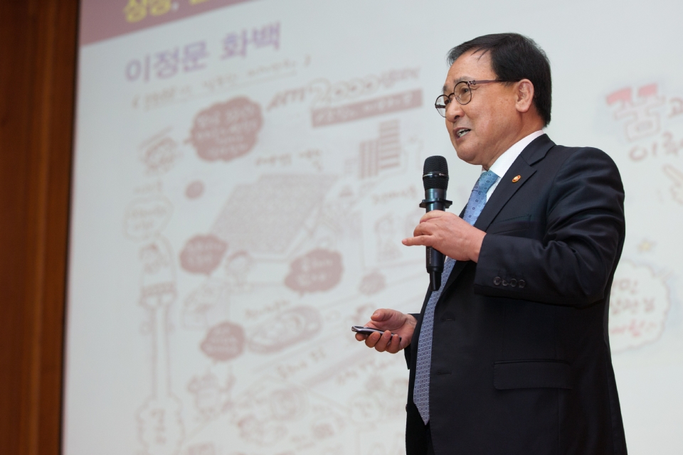 유영민 과학기술정보통신부 장관이 18일 오후 서울 성동구 한양대학교 백남학술정보관에서 '5G가 열어가는 새로운 세상'을 주제로 강연하고 있다.