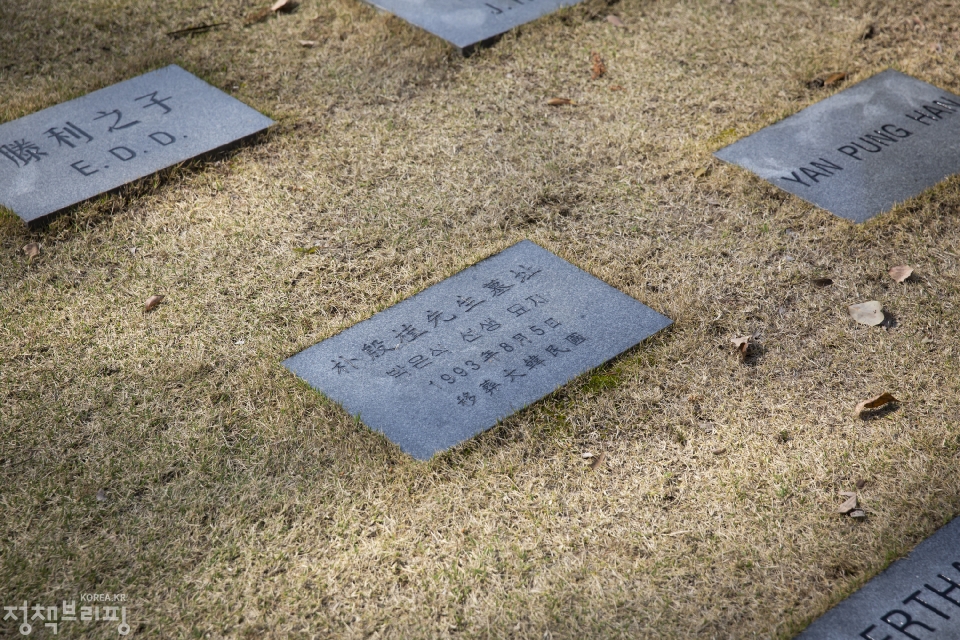 만국공묘. <br/>상해에서 활동하다가 타계한 한국인들의 묘는 원래 '징안스루'에 있었으나, 중국의 문화대혁명(1966~1976)과 상해의 도시재개발사업 등으로 인해 철거된 후 한인독립운동자 등 묘의 일부가 이곳 만국공묘로 이전됐다.<br/> 
만국공묘에는 한국인의 묘로 확인 또는 추정되는 14기의 묘가 있는데, 이 가운데 노백린·박은식·신규식·안태국·김인전 등 5기는 1993년 8월 5일에, 윤현진·오영선 2기는 1995년 6월 21일에 봉환됐다. 