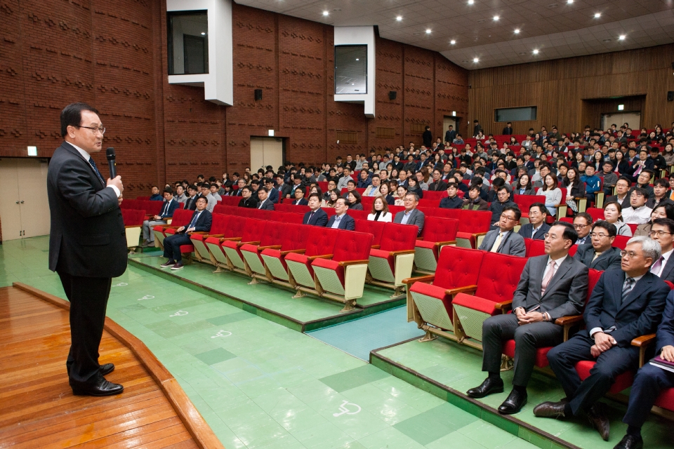 과학기술정보통신부가 15일 오전 경기도 과천시 관문로 정부과천청사 후생동 대강당에서 '전 직원 확대공유회의'를 개최했다. 유영민 과학기술정보통신부 장관이 디지털소통팀 직원들이 제작한 정책추진성과 동영상을 시청하고 있다.