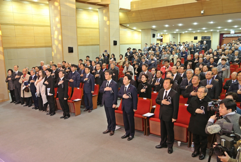 이병구 국가보훈처 차장이 12일 서울시 동작구 국립서울현충원에서 열린 운암 김성숙 선생 50주기 추모제에 참석하여 주요 내빈과 함께 국민 의례를 하고 있다.