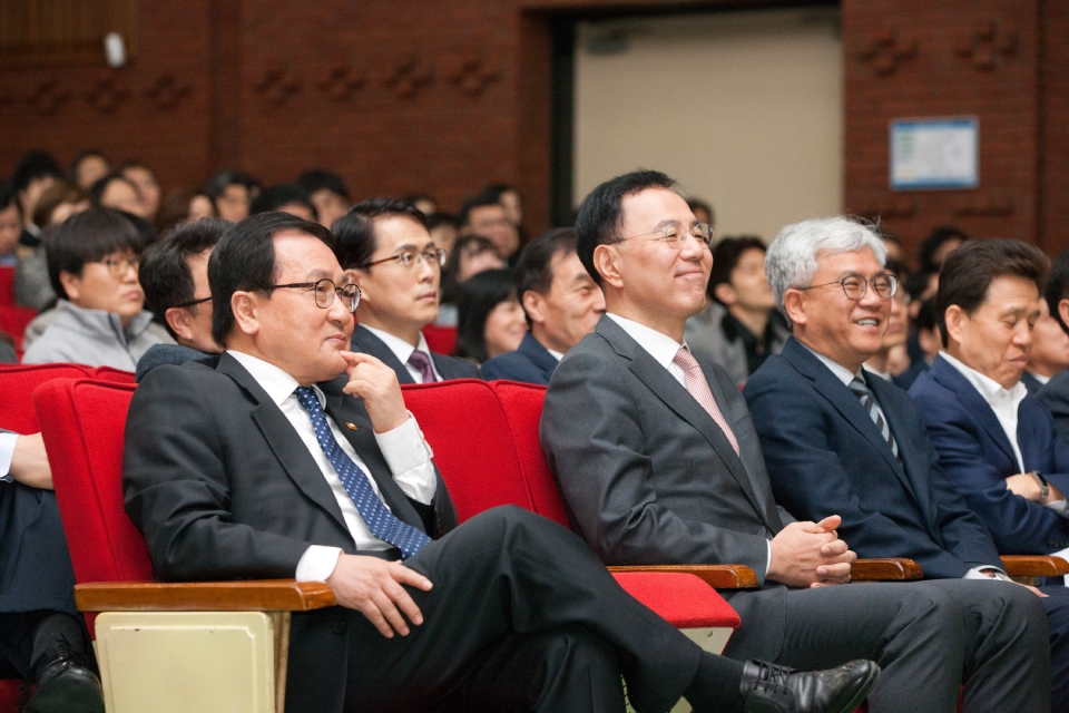 과학기술정보통신부가 15일 오전 경기도 과천시 관문로 정부과천청사 후생동 대강당에서 '전 직원 확대공유회의'를 개최했다. 유영민 과학기술정보통신부 장관이 디지털소통팀 직원들이 제작한 정책추진성과 동영상을 시청하고 있다.<br/>
왼쪽부터 유영민 과학기술정보통신부 장관, 민원기 과학기술정보통신부 제2차관, 임대식 과학기술정보통신부 과학기술혁신본부장.