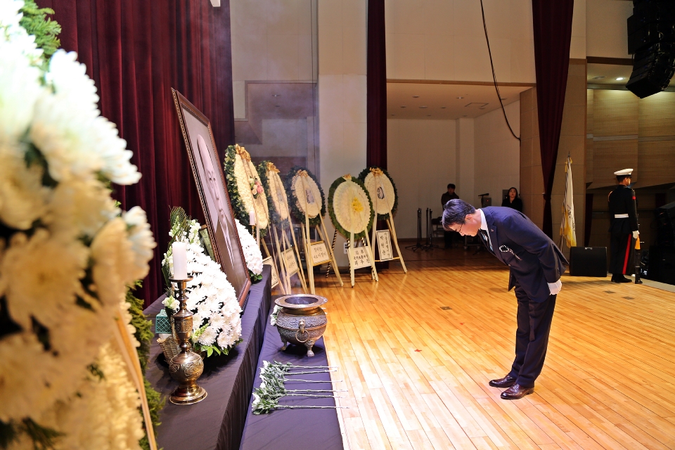 이병구 국가보훈처 차장이 12일 서울시 동작구 국립서울현충원에서 열린 운암 김성숙 선생 50주기 추모제에 참석하여 헌화 및 분향을 하고 있다.