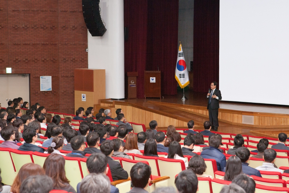 과학기술정보통신부가 15일 오전 경기도 과천시 관문로 정부과천청사 후생동 대강당에서 '전 직원 확대공유회의'를 개최했다. 유영민 과학기술정보통신부 장관이 디지털소통팀 직원들이 제작한 정책추진성과 동영상을 시청하고 있다.