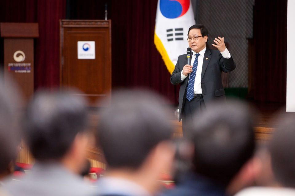 과학기술정보통신부가 15일 오전 경기도 과천시 관문로 정부과천청사 후생동 대강당에서 '전 직원 확대공유회의'를 개최했다. 유영민 과학기술정보통신부 장관이 디지털소통팀 직원들이 제작한 정책추진성과 동영상을 시청하고 있다.