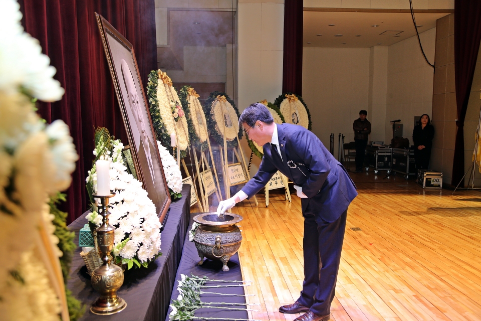 이병구 국가보훈처 차장이 12일 서울시 동작구 국립서울현충원에서 열린 운암 김성숙 선생 50주기 추모제에 참석하여 헌화 및 분향을 하고 있다.
