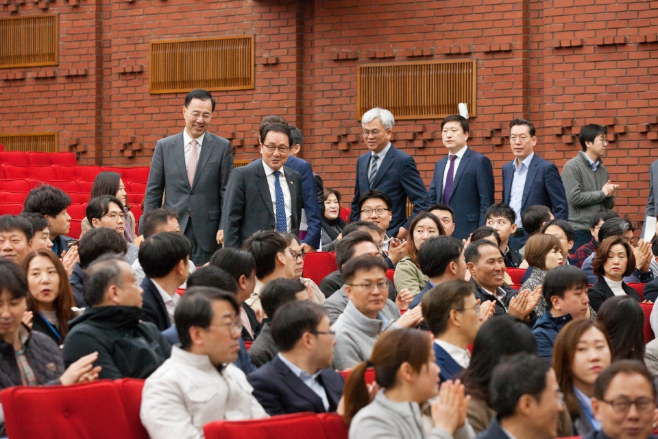 과학기술정보통신부가 15일 오전 경기도 과천시 관문로 정부과천청사 후생동 대강당에서 '전 직원 확대공유회의'를 개최했다. 유영민 과학기술정보통신부 장관이 디지털소통팀 직원들이 제작한 정책추진성과 동영상을 시청하고 있다.