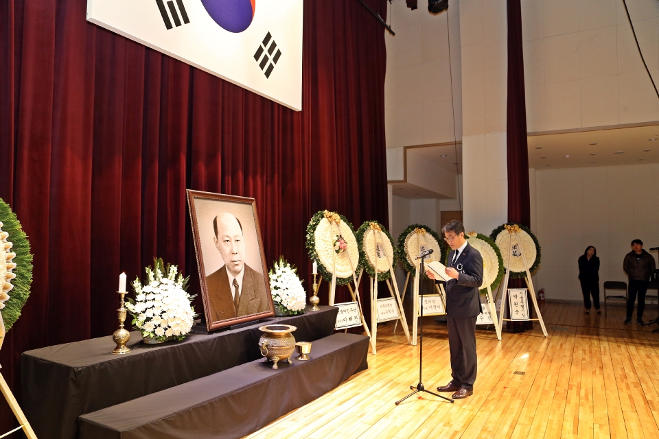 이병구 국가보훈처 차장이 12일 서울시 동작구 국립서울현충원에서 열린 운암 김성숙 선생 50주기 추모제에 참석하여 추모사를 하고 있다.
