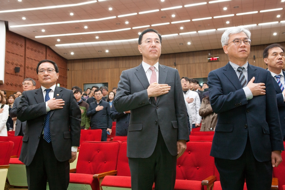 과학기술정보통신부가 15일 오전 경기도 과천시 관문로 정부과천청사 후생동 대강당에서 '전 직원 확대공유회의'를 개최했다. 유영민 과학기술정보통신부 장관이 디지털소통팀 직원들이 제작한 정책추진성과 동영상을 시청하고 있다.