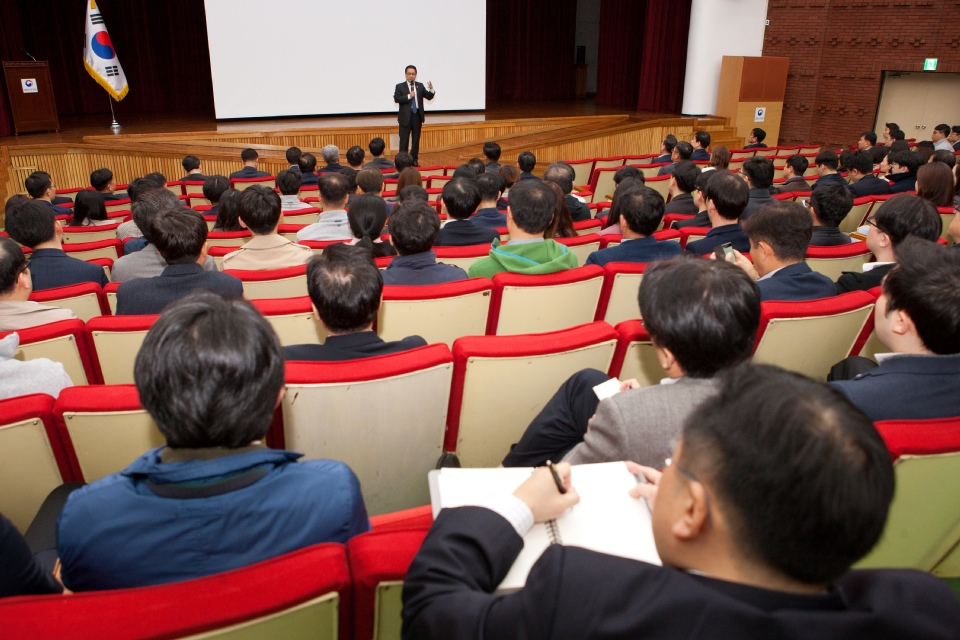 과학기술정보통신부가 15일 오전 경기도 과천시 관문로 정부과천청사 후생동 대강당에서 '전 직원 확대공유회의'를 개최했다. 유영민 과학기술정보통신부 장관이 디지털소통팀 직원들이 제작한 정책추진성과 동영상을 시청하고 있다.