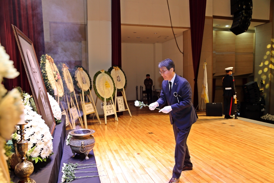 이병구 국가보훈처 차장이 12일 서울시 동작구 국립서울현충원에서 열린 운암 김성숙 선생 50주기 추모제에 참석하여 헌화 및 분향을 하고 있다.
