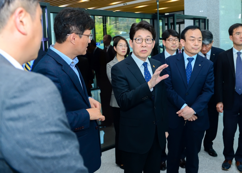 조명래 환경부 장관이 17일 오후 대전광역시 신탄진 소재 한국수자원공사 본사를 방문하여, 주요 업무 현안과 국내외 일선 현장 직원의 건의사항에 대해 보고를 받고 있다.