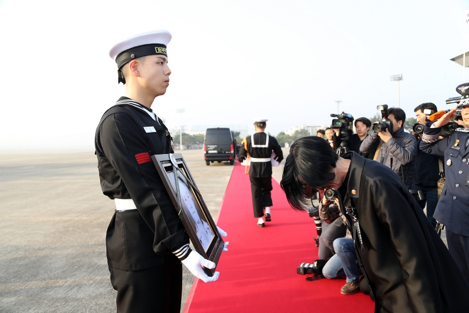 피우진 국가보훈처장이 22일 오전 서울공항에서 열린 국외 안장 독립유공자 유해 봉영식에 참석하여 유해를 영접하고 있다.<br/><br/>

국가보훈처는 3·1운동 및 대한민국임시정부 수립 100주년을 맞아 카자흐스탄에 안장된 계봉우 지사 부부와 황운정 지사 부부 4명의 유해를 국내로 봉환, 이번 봉환을 포함하여 지금까지 총 141위 유해가 국내로 봉환되었다.
