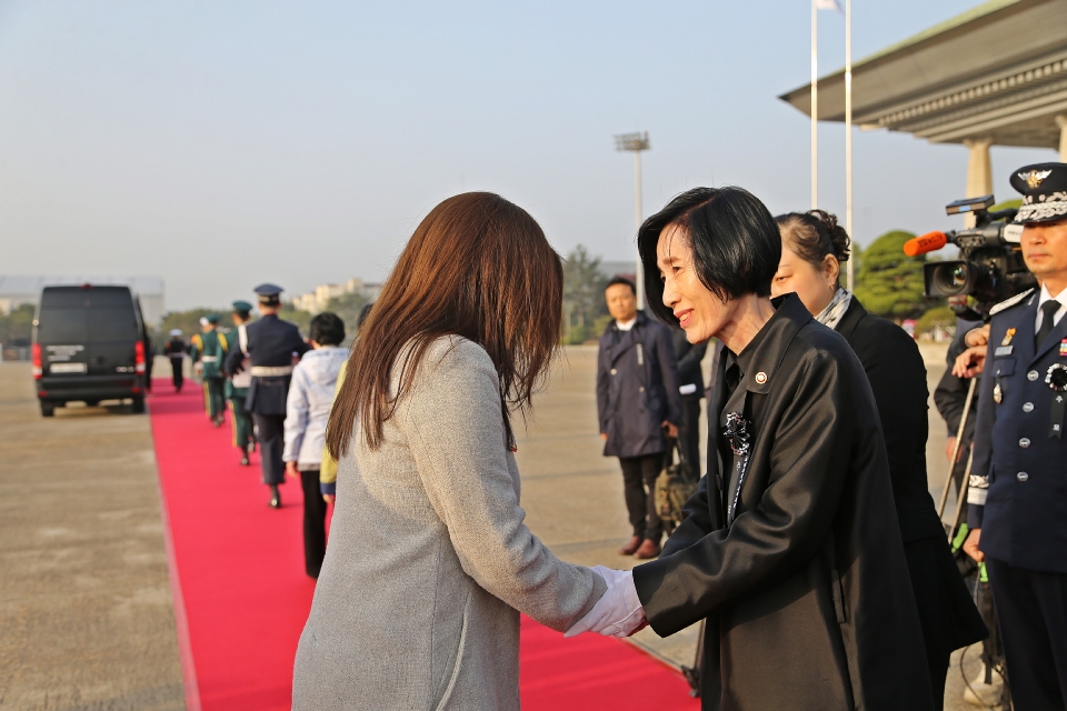 피우진 국가보훈처장이 22일 오전 서울공항에서 열린 국외 안장 독립유공자 유해 봉영식에 참석하여 유족들에게 인사를 하고 있다.
<br/><br/>
국가보훈처는 3·1운동 및 대한민국임시정부 수립 100주년을 맞아 카자흐스탄에 안장된 계봉우 지사 부부와 황운정 지사 부부 4명의 유해를 국내로 봉환, 이번 봉환을 포함하여 지금까지 총 141위 유해가 국내로 봉환되었다.
