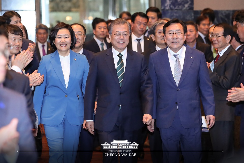 문재인 대통령이 14일 오후 대한민국 중소기업인 대회가 열린 여의도 중소기업중앙회에 홍남기 경제부총리, 박영선 중기부 장관, 김기문 중소기업중앙회장 등과 입장하고 있다. (사진출처 : 청와대 페이스북)