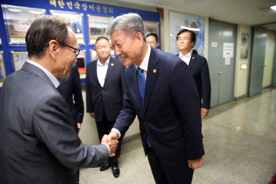 19일 오후 박삼득 국가보훈처장이 취임 후 서울 중앙보훈회관에 방문하여 대한민국상이군경회(회장 김덕남) 보훈단체를 방문하여 인사를 나누고 있다. 
