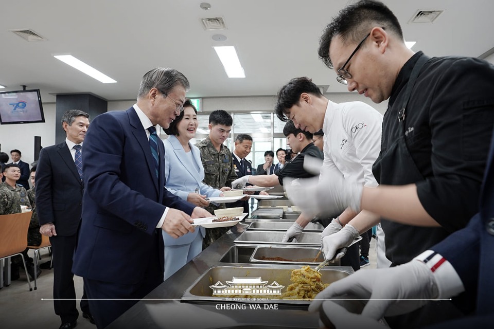 문재인 대통령과 김정숙 여사가 1일 오후 대구 공군기지 내 광성회관에서 대구공군기지 장병들을 격려하며 오찬을 하고 있다. (사진출처 : 청와대 페이스북)