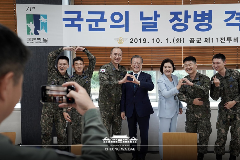 문재인 대통령과 김정숙 여사가 1일 오후 대구 공군기지 내 광성회관에서 대구공군기지 장병들을 격려하며 오찬을 한 후 이날 생일을 맞은 장병들과 기념촬영을 하고 있다. (사진출처 : 청와대 페이스북)