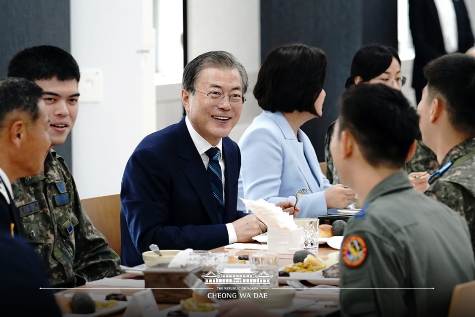 문재인 대통령과 김정숙 여사가 1일 오후 대구 공군기지 내 광성회관에서 대구공군기지 장병들을 격려하며 오찬을 하고 있다. (사진출처 : 청와대 페이스북) 