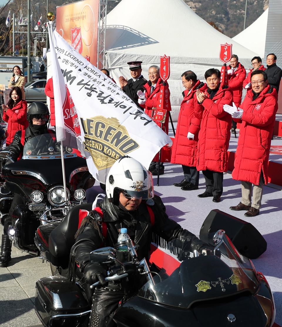 29일 서울 광화문광장에서 '2019 구세군 자선냄비 시종식' 행사가 열렸다. 이날 자원봉사자 발대식 선서, 역사어린이합창단 공연, 나눔키트 가방을 장애인 시설에 전달을 담당하게 될 모터싸이클 동호회 회원들의 퍼포먼스도 펼쳐졌다. 모금기간은 올해 12월 31일까지이며 전국 17개 시,도에 353개의 자선냄비가 설치되어 모금활동을 펼칠 예정이다.