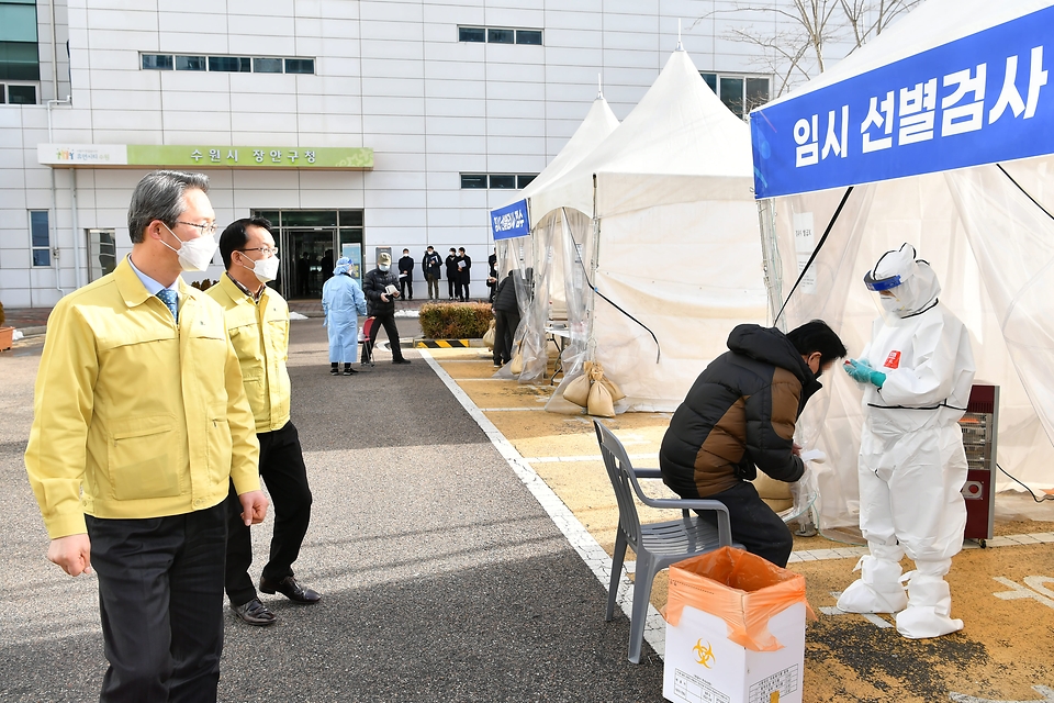 김희겸 재난안전관리본부장은 14일 오후 경기 수원시 보건소를 방문하여 코로나19 백신 전달체계 준비상황 등을 점검하고 있다.