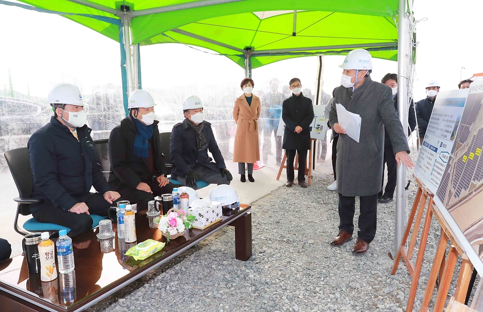 성윤모 산업통상자원부 장관이 27일 오후 전남 영광군 백수읍에 위치한 태양광 발전단지 및 풍력 테스트베드 현장을 찾아 재생에너지 확대 여건을 점검하고 있다.