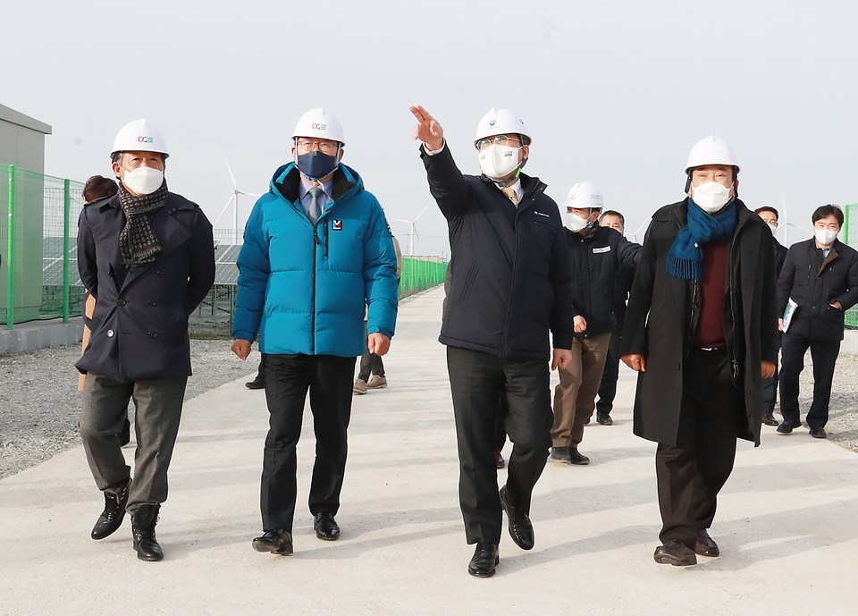 성윤모 산업통상자원부 장관이 27일 오후 전남 영광군 백수읍에 위치한 태양광 발전단지 및 풍력 테스트베드 현장을 찾아 재생에너지 확대 여건을 점검하고 있다.