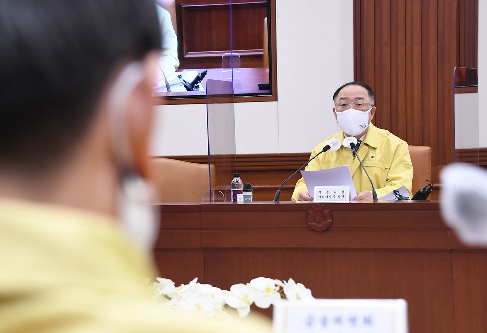 홍남기 경제부총리 겸 기획재정부 장관이 10일 오전 종로구 세종대로 정부서울청사에서 열린 제29차 비상경제 중앙대책본부회의에서 모두발언을 하고 있다.