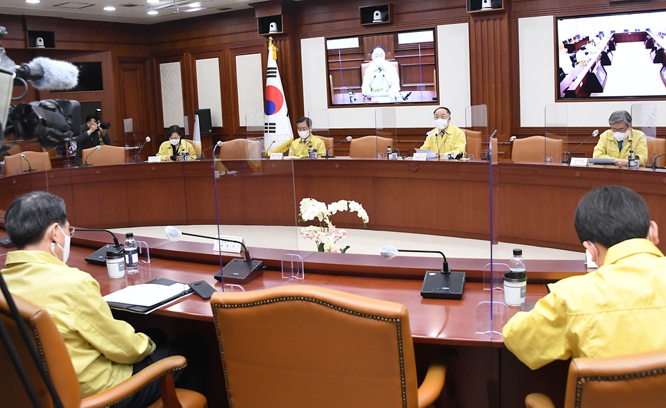 홍남기 경제부총리 겸 기획재정부 장관이 10일 오전 종로구 세종대로 정부서울청사에서 열린 제29차 비상경제 중앙대책본부회의를 주재하고 있다.