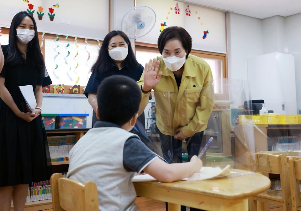 유은혜 사회부총리 겸 교육부 장관이 26일 서울시 동대문구 서울이문초등학교를 방문해 초등돌봄 운영 현장 점검을 하고 있다.