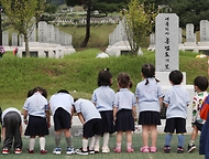 홍범도 장군 묘역 찾은 아이들  사진 1