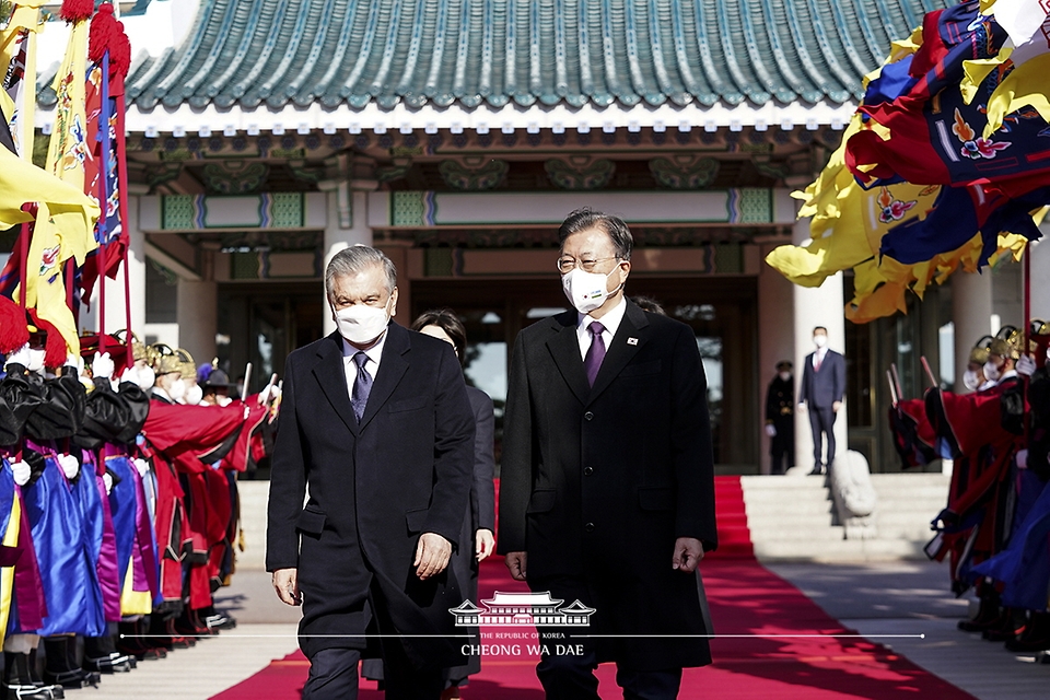 한국을 국빈 방문한 샤프카트 미르지요예프 우즈베키스탄 대통령이 문재인 대통령과 함께 17일 청와대에서 열린 공식 환영식에 입장하고 있다.