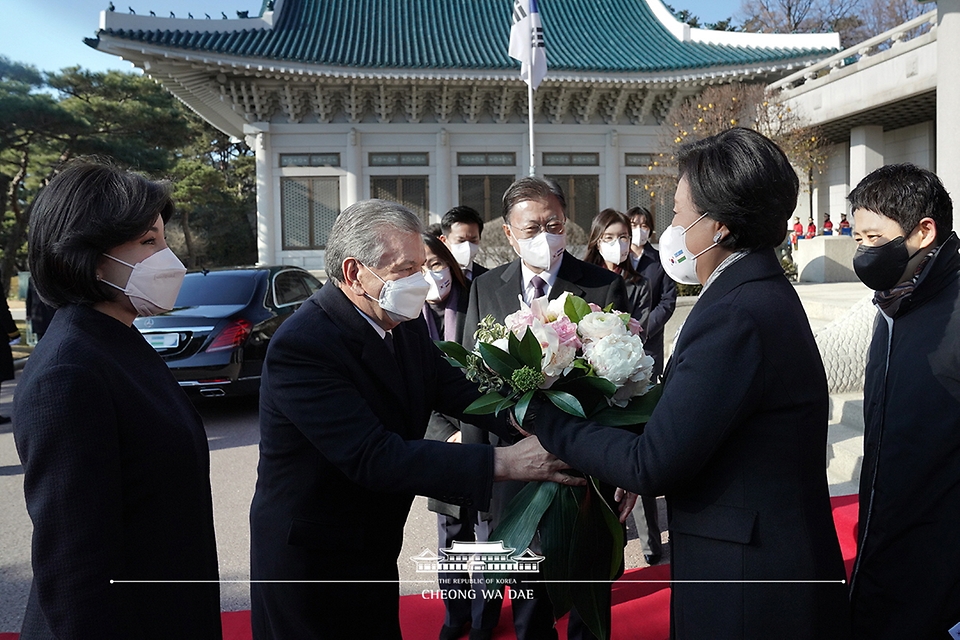 문재인 대통령의 부인 김정숙 여사가 17일 청와대에서 국빈 방문한 샵카트 미르지요예프 우즈베키스탄 대통령으로부터 꽃다발을 받고 있다.