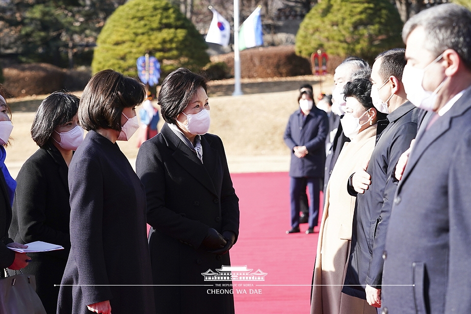 김정숙 여사가 17일 청와대에서 열린 공식환영식에서 우즈벡 관계자들과 인사하고 있다.