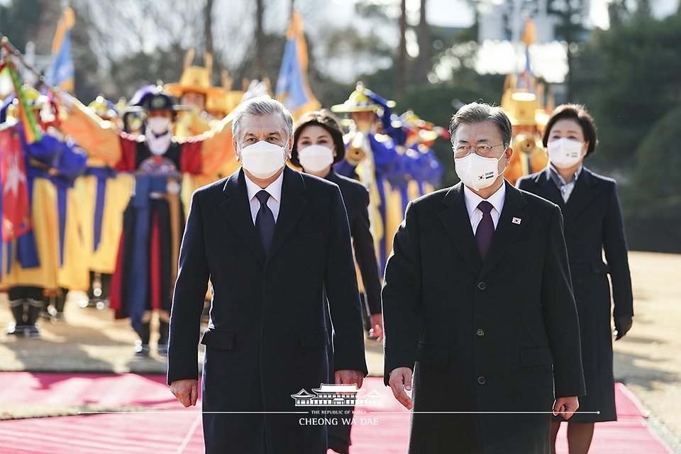 한국을 국빈 방문한 샤프카트 미르지요예프 우즈베키스탄 대통령이 문재인 대통령과 함께 17일 청와대에서 열린 공식환영식에서 의장대를 사열하고 있다.