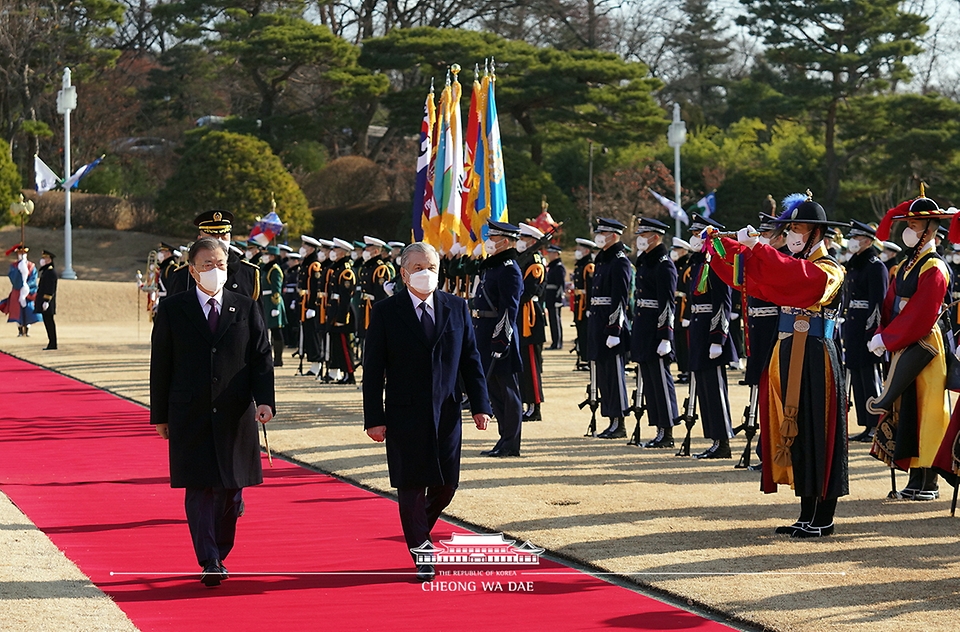 한국을 국빈 방문한 샤프카트 미르지요예프 우즈베키스탄 대통령이 문재인 대통령과 함께 17일 청와대에서 열린 공식환영식에서 의장대를 사열하고 있다.