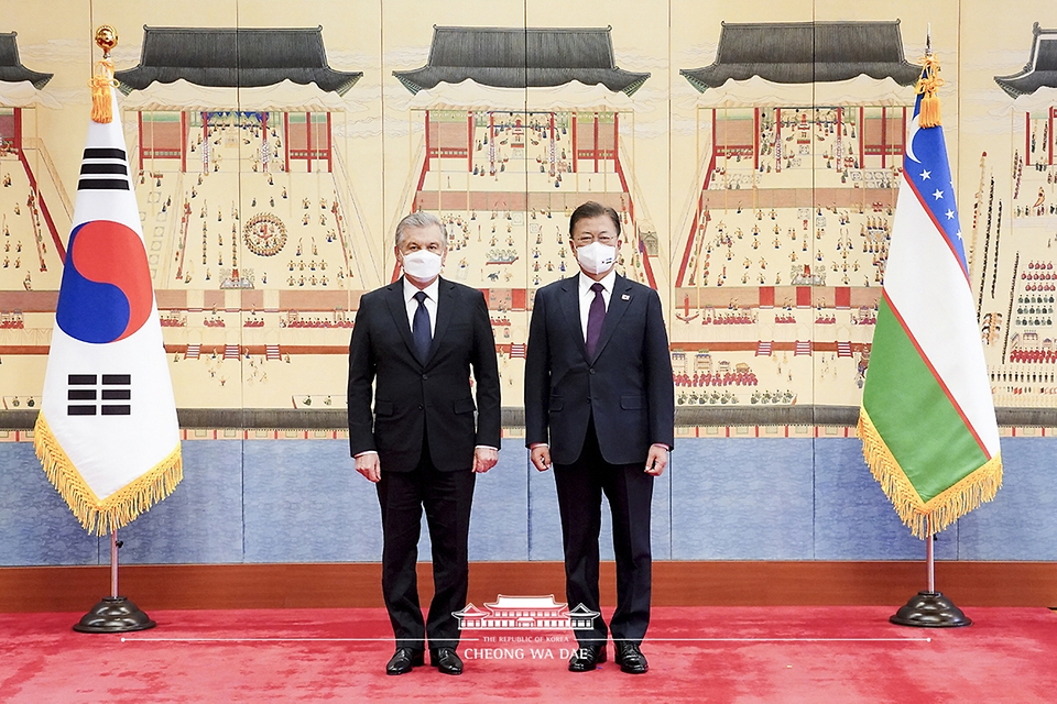 문재인 대통령이 17일 청와대에서 국빈 방문한 샵카트 미르지요예프 우즈베키스탄 대통령과 기념촬영을 하고 있다.