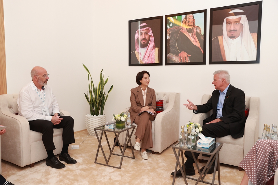 이영 중소벤처기업부 장관이 11일(현지시간) 사우디아라비아 리야드에서 열린 사우디아라비아 최대 글로벌 스타트업 행사 ‘Biban 2023’에서 세계 기업가정신 네트워크 조나단 오트만스 회장과 면담하고 있다.