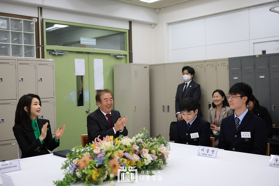 김건희 여사가 17일 일본 도쿄 동경한국학교에서 재학생 및 교직원들과 간담회를 하고 있다.