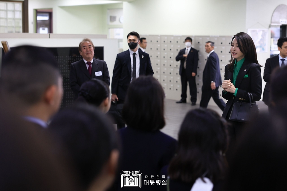 김건희 여사가 17일 일본 도쿄 동경한국학교에서 학생들에게 격려말을 전하고 있다.