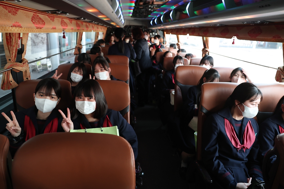 <p>21일 오후 인천국제공항을 통해 입국한 일본 구마모토현 루테루 학원 고교생들이 수학여행 버스에 오른 뒤 브이를 그리고 있다.  4박 5일 일정으로 한국을 찾은 학생들은 자매학교인 전주 신흥고등학교에서 수업을 참관하고, 전주 한옥마을 등을 방문할 예정이다. </p>