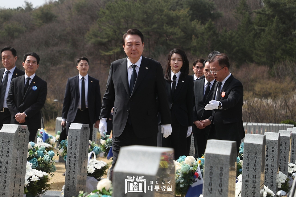 윤석열 대통령과 김건희 여사가 24일 대전시 유성구 국립대전현충원에서 천안함 46용사 묘역을 살펴보고 있다.