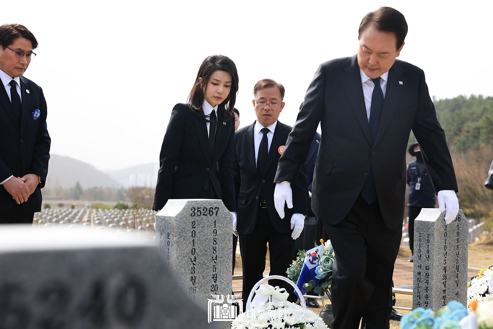 윤석열 대통령과 김건희 여사가 24일 대전시 유성구 국립대전현충원에서 천안함 46용사 묘역을 살펴보고 있다.
