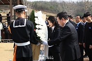 천안함 용사 묘역 헌화 및 참배 사진 3