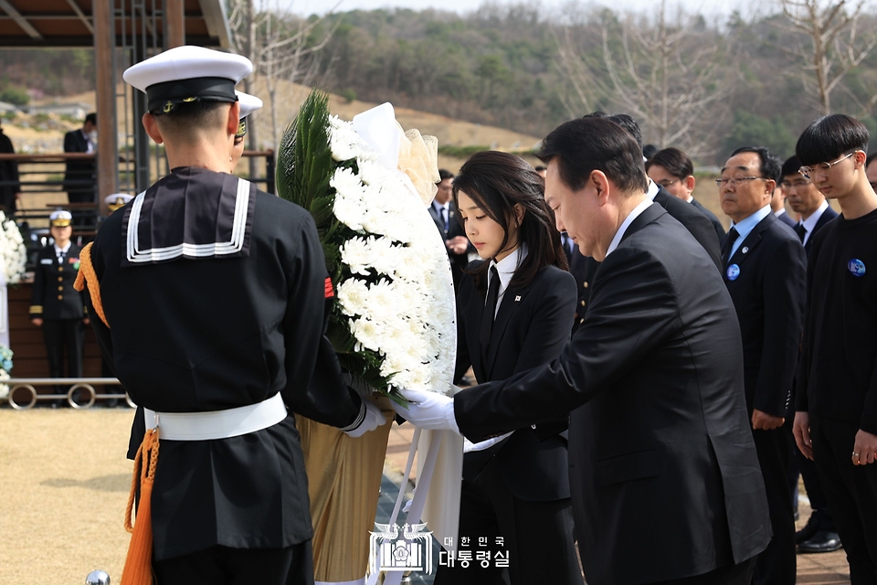 윤석열 대통령과 김건희 여사가 24일 대전시 유성구 국립대전현충원에서 천안함 46용사 묘역에 헌화하고 있다.