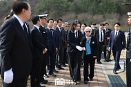 천안함 용사 묘역 헌화 및 참배 사진 15