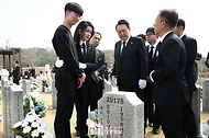 천안함 용사 묘역 헌화 및 참배 사진 8
