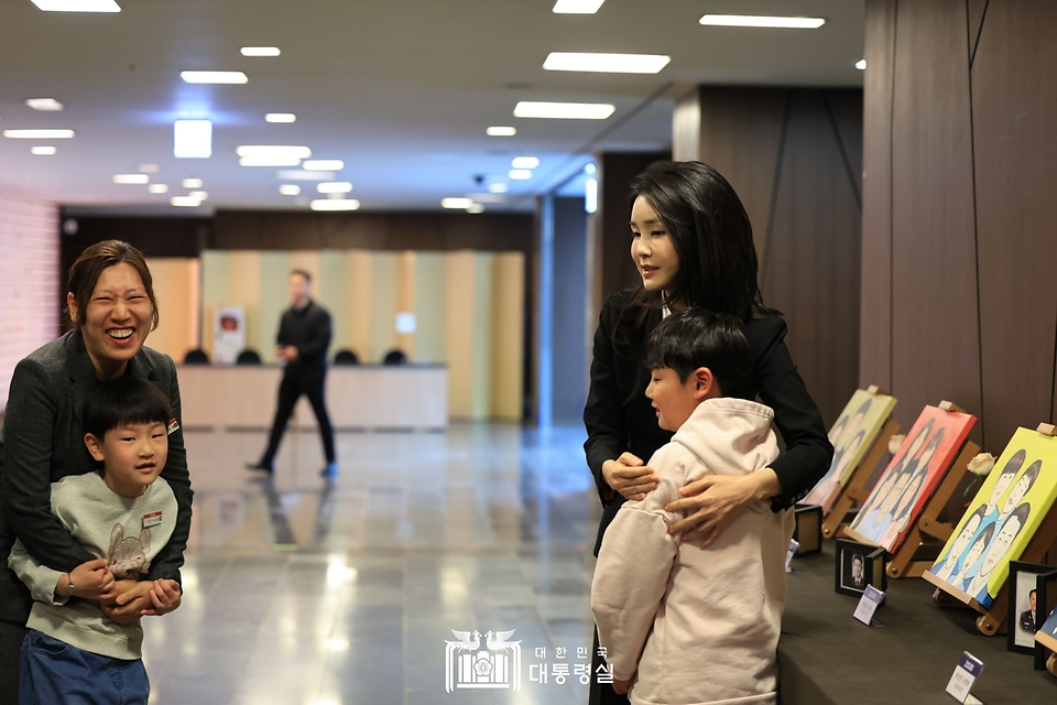 김건희 여사가 13일 서울 여의도 63컨벤션센터에서 열린 ‘히어로즈 패밀리 프로그램 출범식’에서 고 이상무 경위의 자녀들과 대화하고 있다.