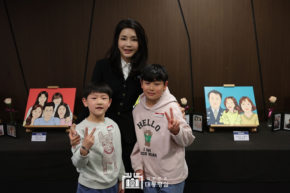김건희 여사가 13일 서울 여의도 63컨벤션센터에서 열린 ‘히어로즈 패밀리 프로그램 출범식’에서 고 이상무 경위의 자녀들과 기념촬영을 하고 있다. 