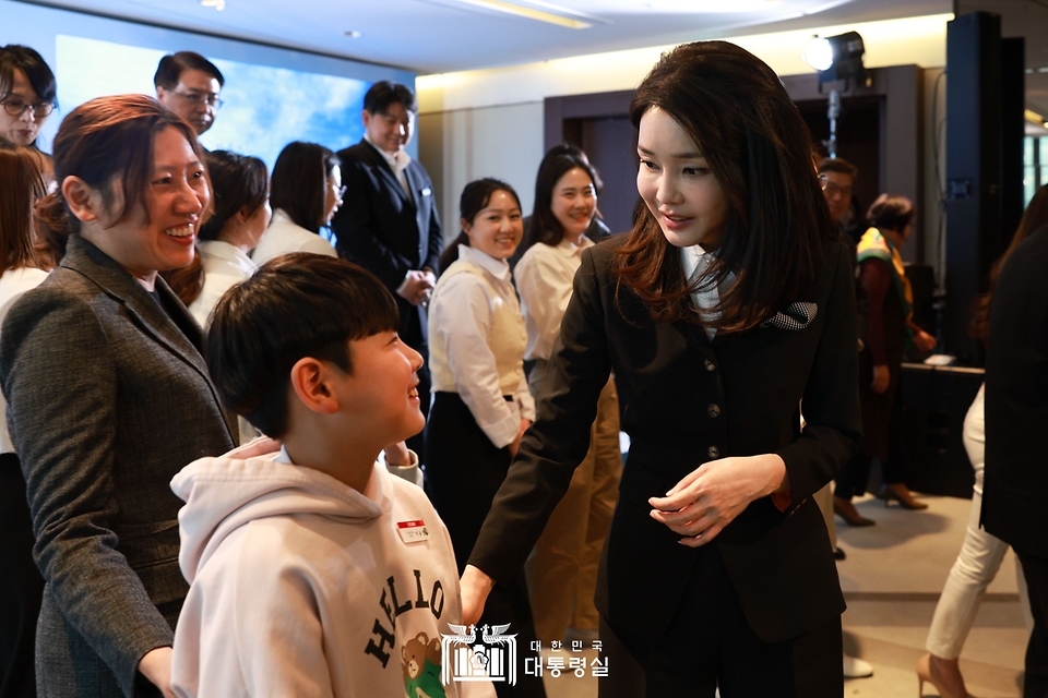 김건희 여사가 13일 서울 여의도 63컨벤션센터에서 열린 ‘히어로즈 패밀리 프로그램 출범식’에서 고 이상무 경위의 자녀와 대화하고 있다.