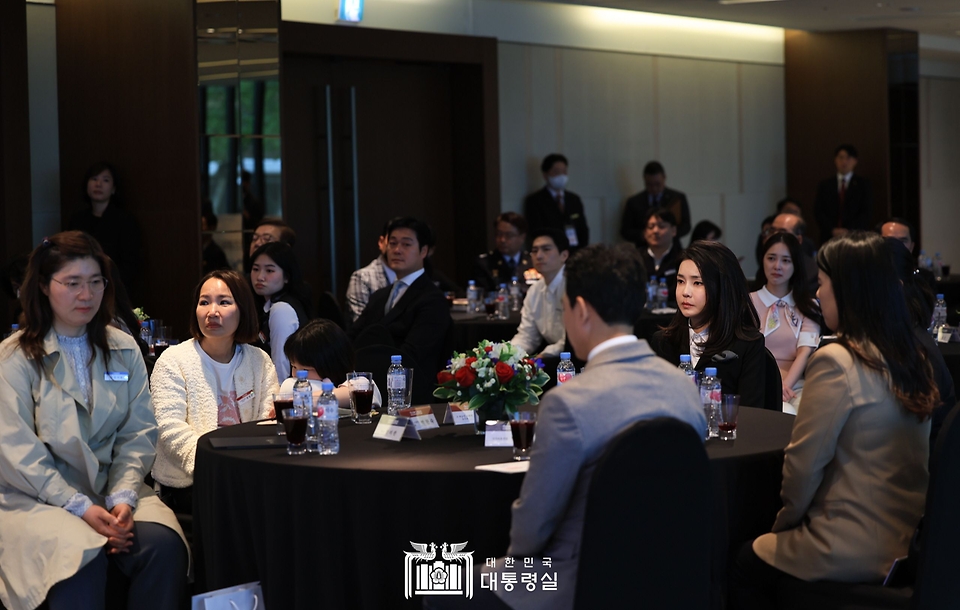김건희 여사가 13일 서울 여의도 63컨벤션센터에서 열린 ‘히어로즈 패밀리 프로그램 출범식’에 참석하고 있다.
